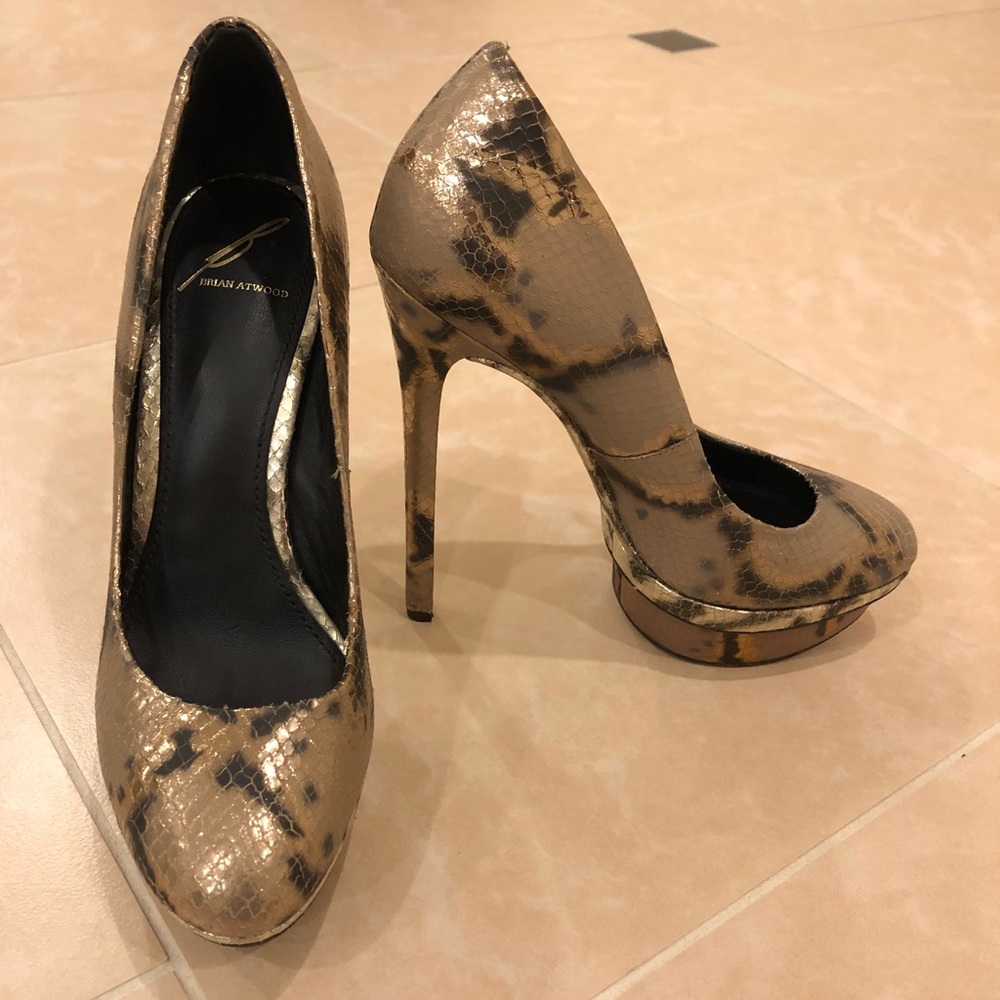B Brian Atwood Sky High Golden Snake Platform Pump